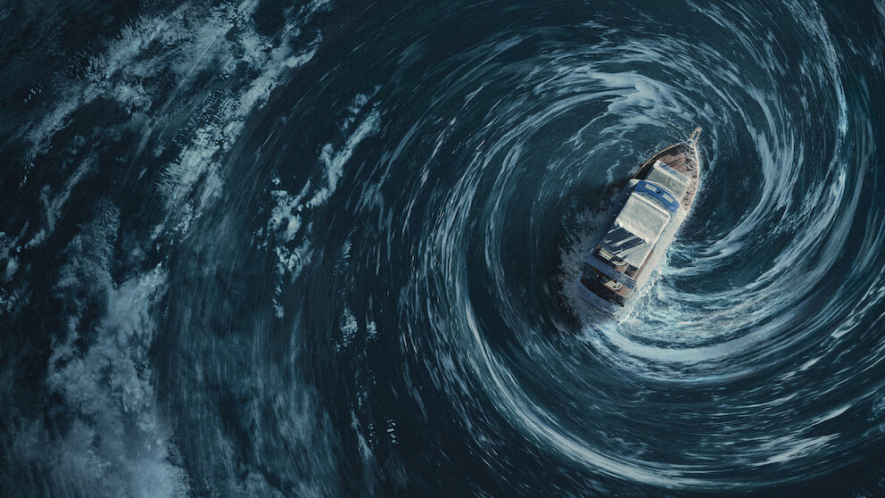 Iate cercado por águas agitadas em imagem de Contra o Furacão, filme de 2026 da Netflix