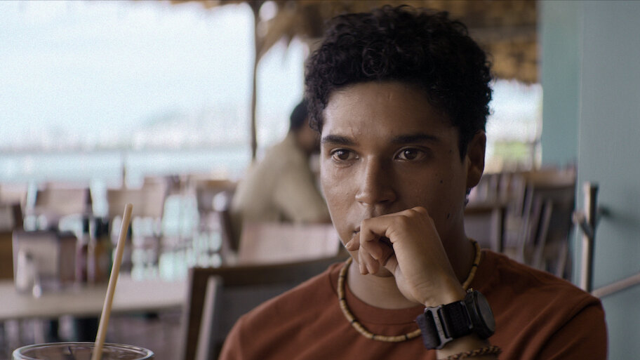 Personagem aparece preocupado em uma cena do trailer oficial de Contra o Furacão na Netflix